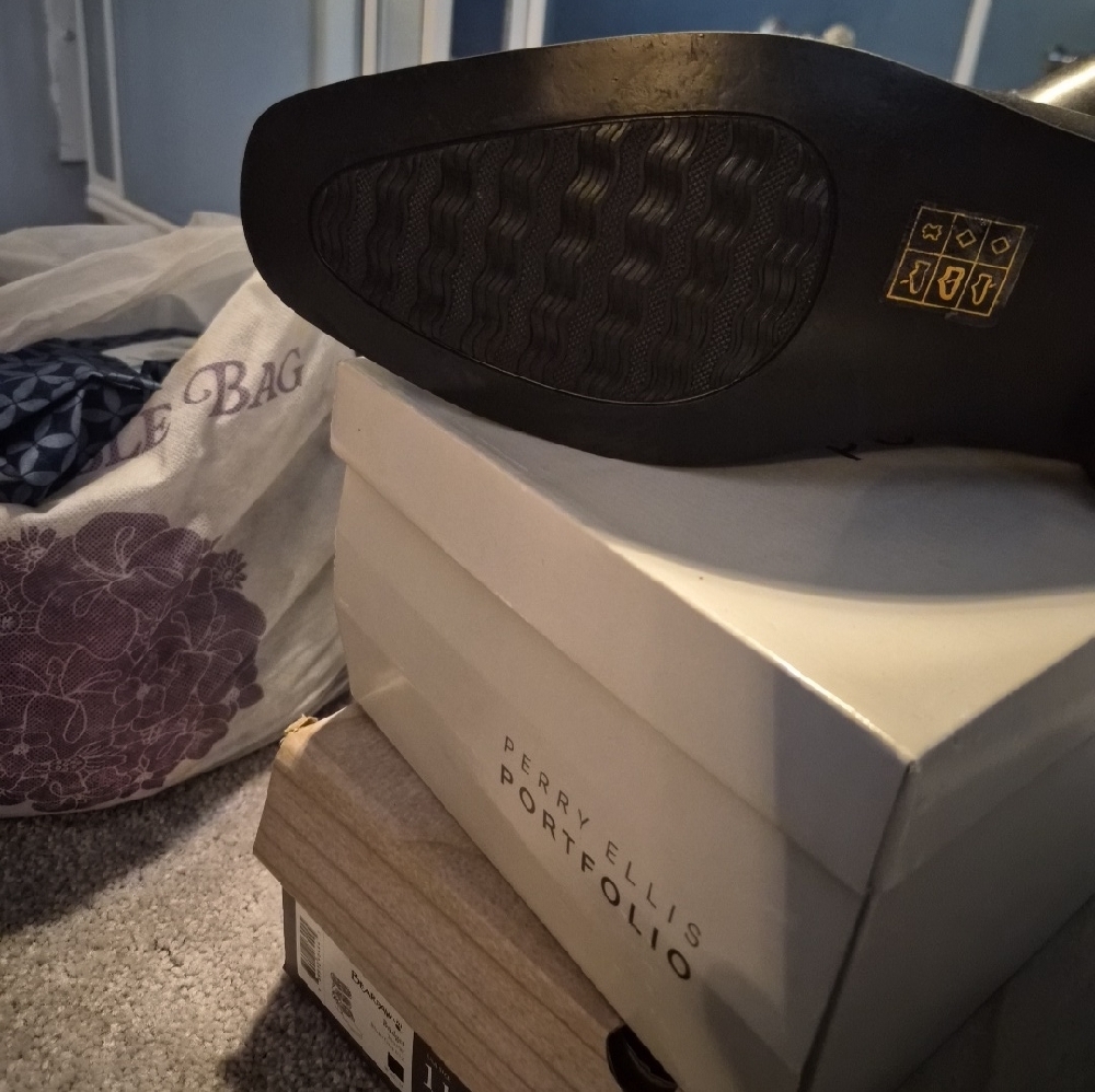 Perry Ellis Black Leather Slip-On Loafers - Picture 7 of 8
